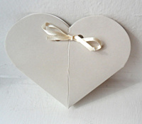 brollopsbubblor.se - Presentaskar - Presentaskar storpack - Presentask Hjärta Ivory 50 pack