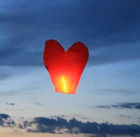 Röd hjärtformad Khom Loy, 2 st.